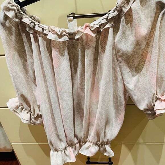 Violet + Claire white pink snake print Off shoulder blouse size Small - Picture 6 of 6